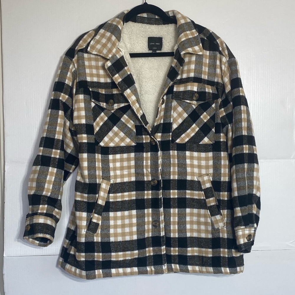 Love Tree Sherpa jacket with button sizes Large black tan